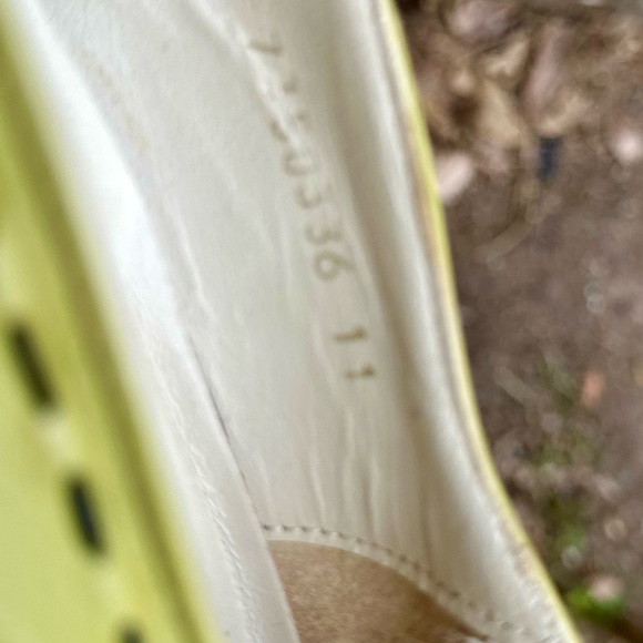 Fantastic lime green Fluevogs! Heart heels, mules, loafer style w/ black bow - Picture 8 of 11